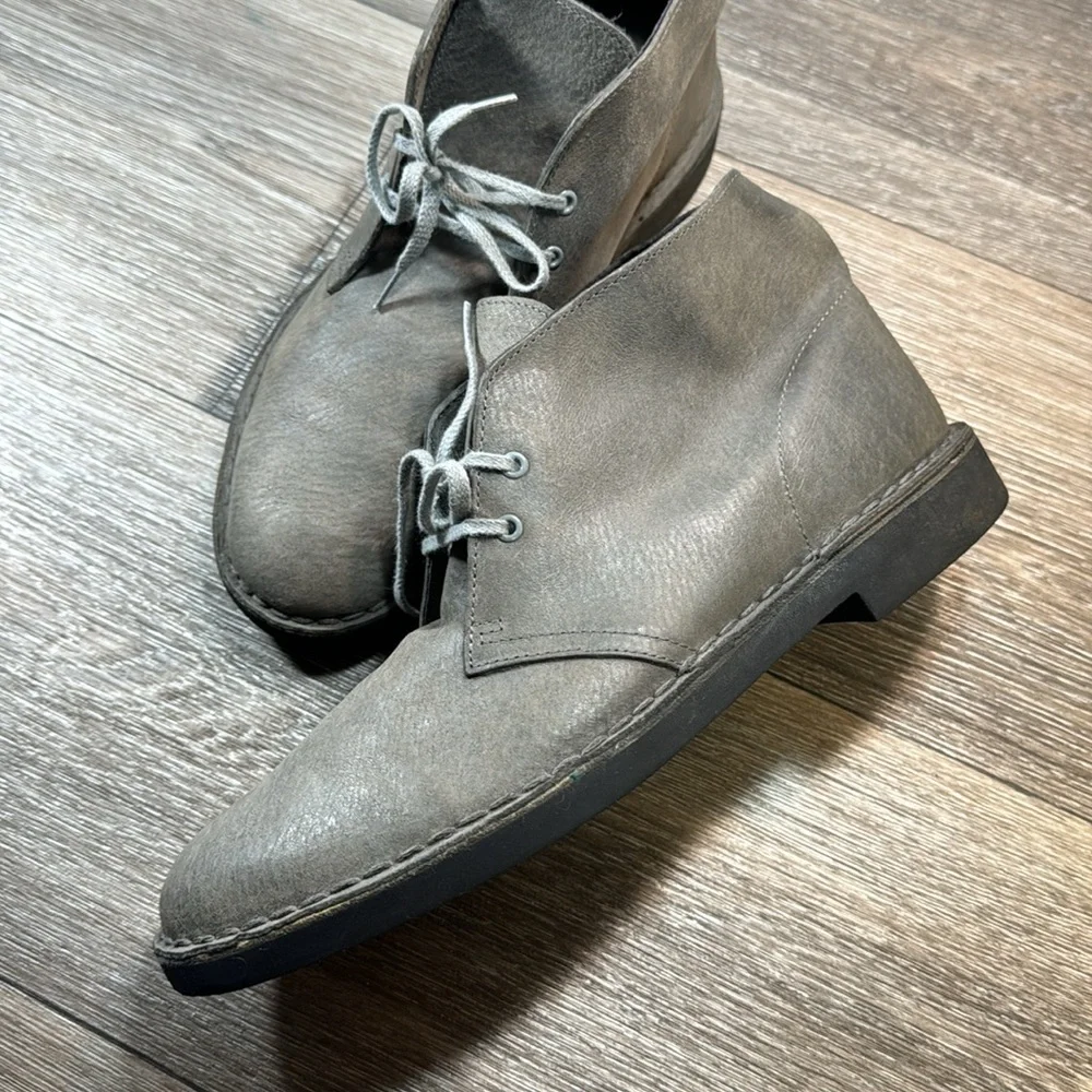 Clarks gray leather chukka boots men’s siz 9 (d133)
